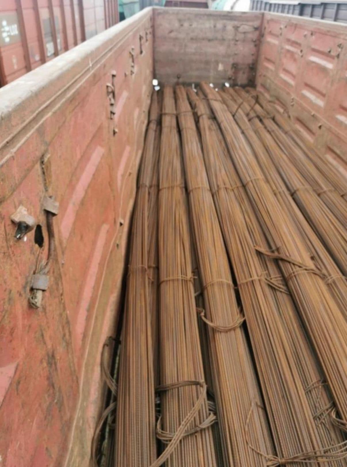 Стальная арматура B500B 12 мм связки прямой арматуры, загруженные в вагоны на станции Даугавпилс